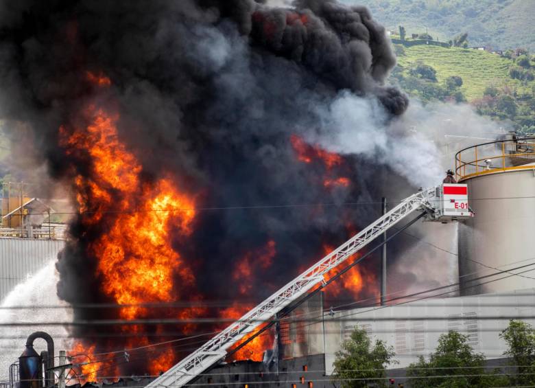 Organismos de socorro atendieron el incendio en la fábrica de insumos, cerca al Peaje el trapiche, en jurisdicción del municipio de Girardota. Foto: Jaime Pérez.