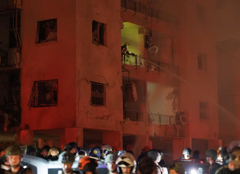  Fuerzas de seguridad y rescate israelíes trabajando en el sitio de un ataque con misiles iraníes, en Haifa, en el norte de Israel. Irán lanzó un nuevo ataque aéreo contra Israel el domingo por la noche, lo que causó heridas a por lo menos dos personas e incendios, dijeron autoridades israelíes. Imagen de Agencia Xinhua.