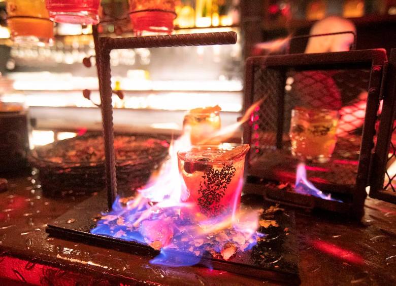 Este es Otra Parte, realizado con vodka y macerado de frutos rojos y que hace parte de la carta de cócteles de Bar de Nadie, lugar especializado en frutas colombianas . FOTO Esneyder Gutiérrez