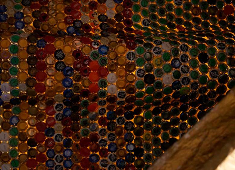 La obra está hecha con materiales reciclados, pan, tierra negra, empaques, croché, sal, tapas y textiles impresos. FOTO Colprensa