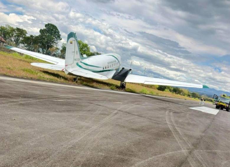 La aeronave tuvo un percance en sus maniobras de aterrizaje y terminó por fuera de la pista del aeropuerto Guillermo León Valencia. Foto: Cortesía