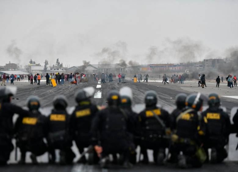 Las duras protestas en Perú, como las registradas en el aeropuerto Alfredo Rodríguez Balló, de Arequipa, derivaron en un intento de citar elecciones generales en 2024. FOTO AFP
