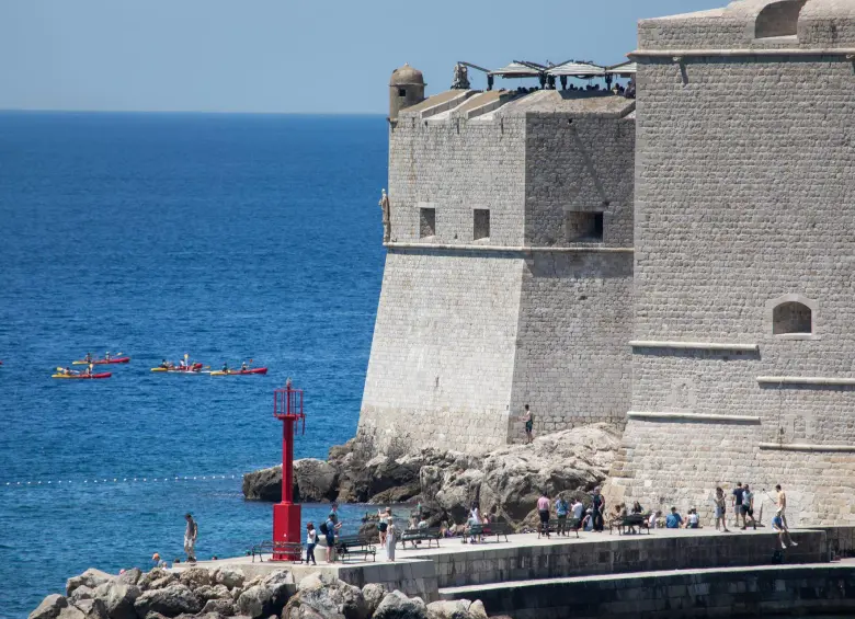 En agosto de 2026 la temperatura de la superficie del mar superó los 21 °C y genera preocupación en la comunidad científica. Foto: Xinhua