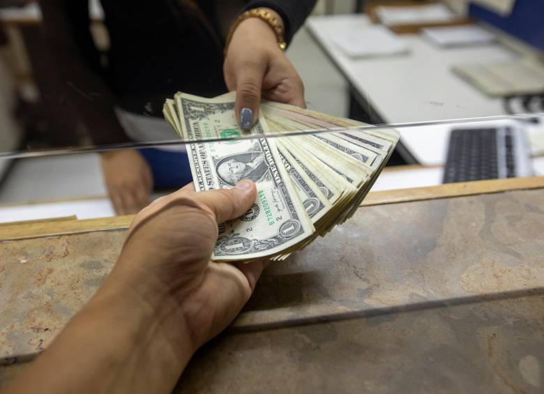La divisa estadounidense sigue por debajo de los 3.900. FOTO EL COLOMBIANO. 