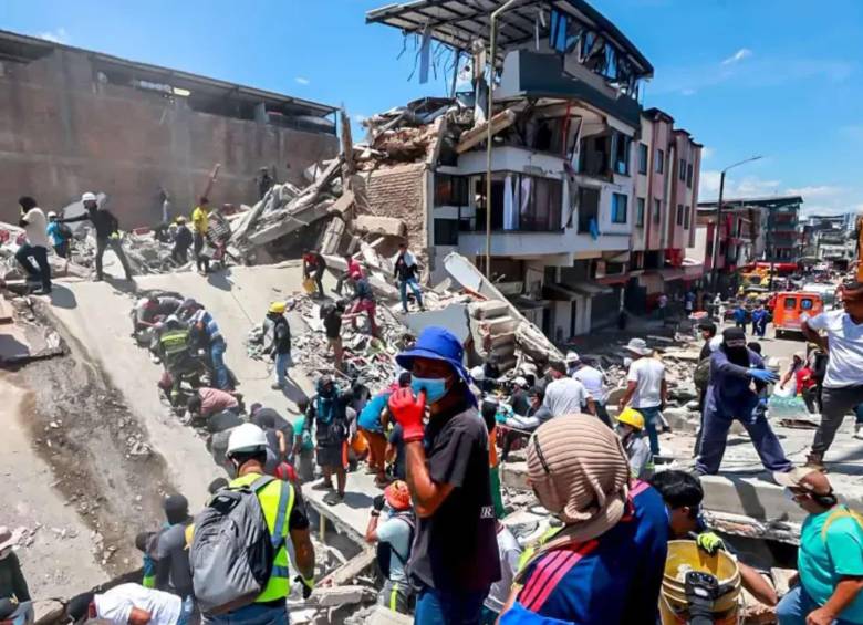 A pocos días del terremoto, los rescatistas buscaban sobrevivientes en Pereira. Foto: Manuel Saldarriaga.