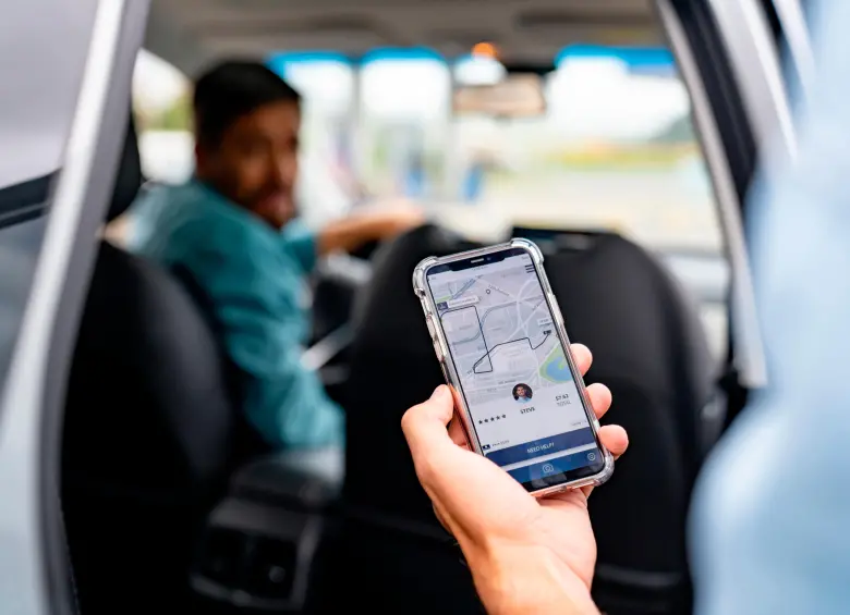 Las plataformas de movilidad ofrecen flexibilidad e ingresos atractivos, pero trasladan a conductores la responsabilidad sobre los costos del negocio y la seguridad social. FOTO getty