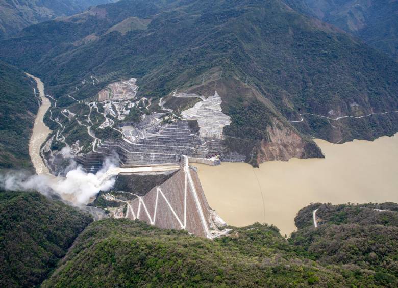 El uso continuo del vertedero es una de las principales preocupaciones para la estabilidad de Hidroituango. Para encontrar nuevas salidas para el agua, la firma Pöyry planteó que el proyecto debe empezar a generar lo más pronto posible. FOTO JUAN ANTONIO SÁNCHEZ