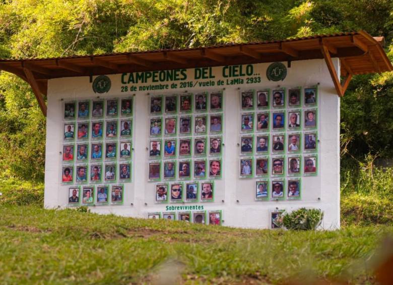 Un mural en conmemoración a las víctimas y los sobrevivientes en el Cerro Chapecoense en La Unión, Antioquia. FOTO: ALCALDÍA DE LA UNIÓN