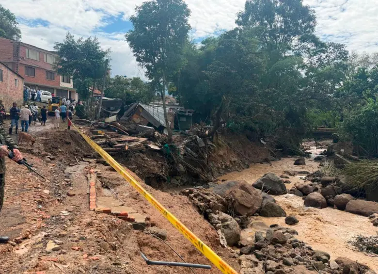 La creciente súbita de la quebrada Yayata causó daños en varias viviendas a su paso por el barrio La Esperanza y la vereda El Hato, del municipio de Silvania. FOTO: Tomada de X @RiesgosCundi