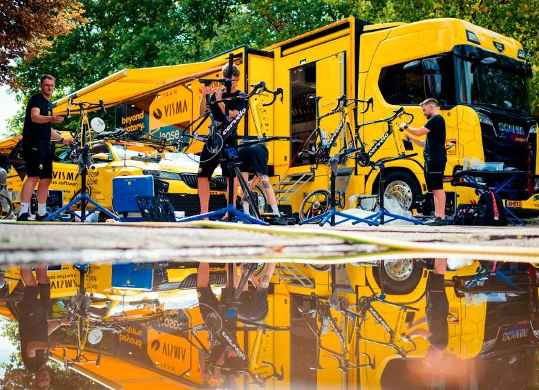 Tras un descuido de los mecánicos del Visma, varias de sus bicicletas fueron robadas el pasado domingo tras la disputa de la segunda etapa de la Vuelta a España. FOTO: Tomada de X @vismaleaseabike