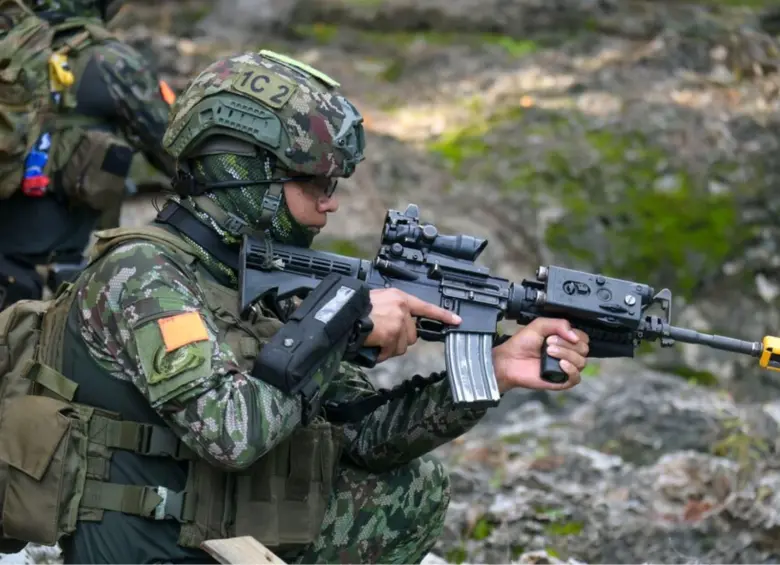 De la Espriella recibe unas Fuerzas Militares que venían regidas por la política de “paz total” del expresidente Petro. Foto: Colprensa.
