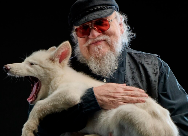 El lobo llamado Rómulo y George R. R. Martin se conocieron en febrero. FOTO Cortesía Georgerrmartin.com