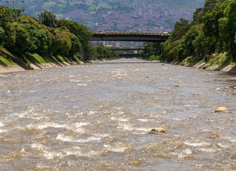 Uno de los puntos del río Medellín recientemente intervenido con sacos de arena (abajo). Foto: Manuel Saldarriaga Quintero.