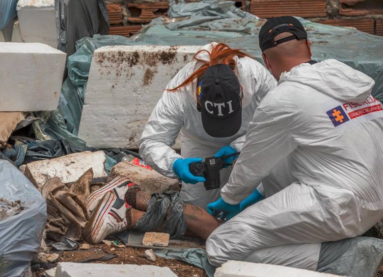 Entre los escombros de construcción de una propiedad en el barrio Niquitao, las autoridades encontraron ese lunes de 2019 el cuerpo sin vida de Paula Andrea Restrepo Puerta, a quien asesinaron cuando tenía 21 años. FOTO: SANTIAGO MESA RICO