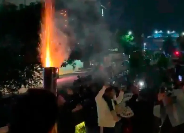 Fanáticos mexicanos montan parafernalia para interrumpir el sueño del plantel de Inglaterra. FOTO: Captura