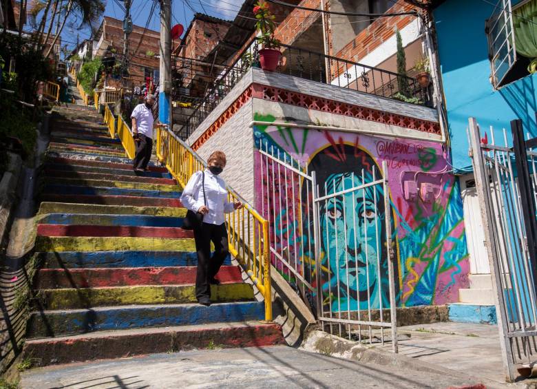 Subir las 252 escalas para poder llegar a sus residencias es la obligación diaria de los habitantes de este sector de Medellín. FOTO: CARLOS VELÁSQUEZ