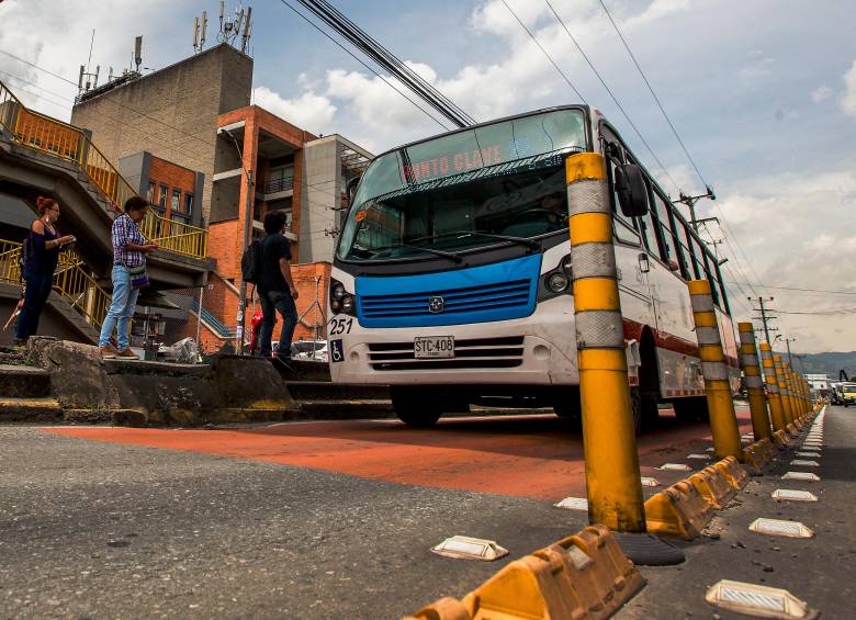 Una de las propuestas de los transportadores es que se restauren los carriles exclusivos para los buses, como los que se intentaron instalar entre 2016 y 2019. FOTO: JULIO CÉSAR HERRERA