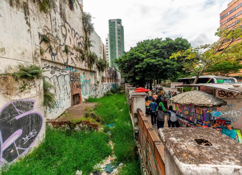 Los muros que buscan resguardar la casona por el contrario se volvieron escondite para fechorías. FOTO: Camilo Suárez.