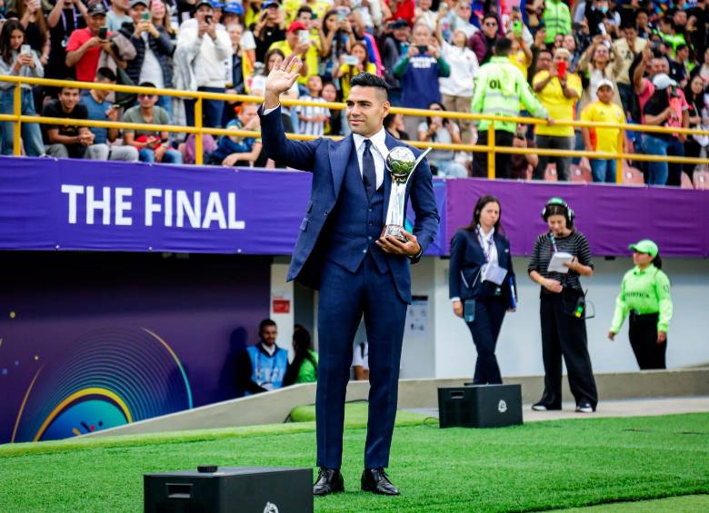 Falcao García ingresó a la cancha con el trofeo mundial. FOTO: Colprensa