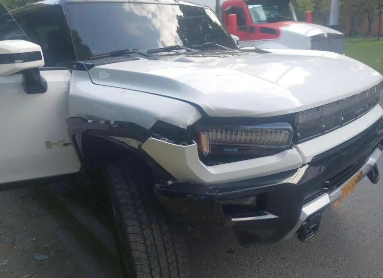 Así quedó la camioneta detenida a la altura de La Macarena. Foto: Cortesía suministrada a EL COLOMBIANO