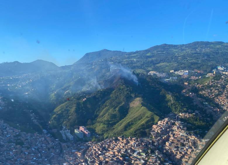 Las llamas fueron controladas inicialmente en la parte baja de la ladera, pero estas se extendieron a la parte superior, por lo que se están activando grupos de socorro que apoyen con las labores en el sitio. FOTO: DAGRD Medellín