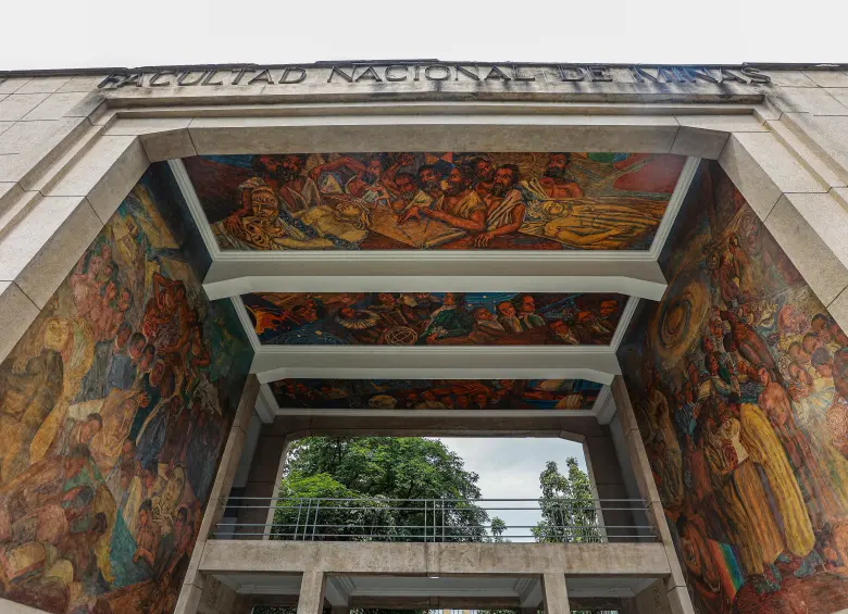 Pórtico de ingreso a la Facultad de Minas, con los relieves y murales que abren la secuencia narrativa del conjunto. FOTO Manuel Saldarriaga.