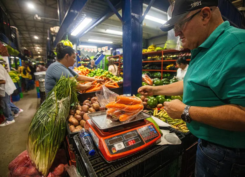 La promesa del MinHacienda es que productos como cereales y tubérculos, legumbres y hortalizas, frutas, carnes, huevos, pescado y lácteos no tendrán IVA. FOTO El Colombiano