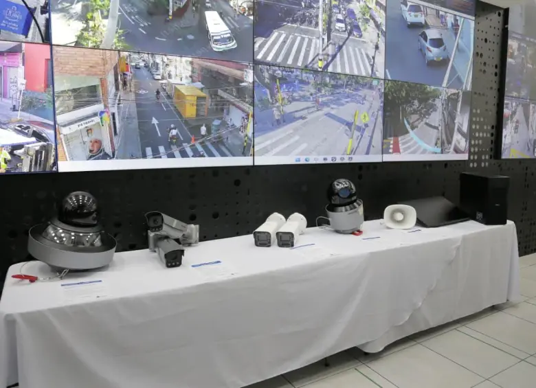 Estos son los tipos de cámaras que entregó la Alcaldía de Itagüí para fortalecer su capacidad de videovigilancia. FOTO: CORTESÍA ALCALDÍA DE ITAGÜÍ