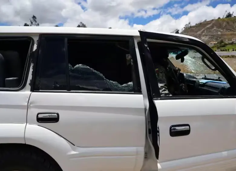 Así quedó la camioneta en la que viajaba el presidente Daniel Noboa luego del ataque. FOTO: AFP