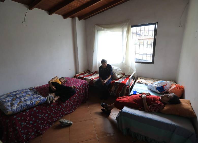 Socorrito es la mujer que está sentada entre las camas apiladas del trasteo en el hogar temporal. FOTO: Esneyder Gutiérrez