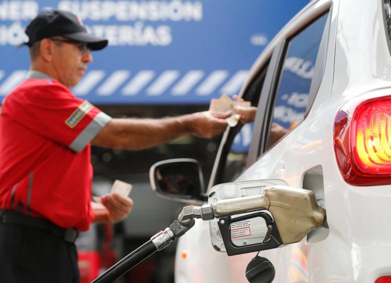 Hace una semana el ministro de Hacienda, Germán Ávila, anunció que los precios de la gasolina corriente caería $300 desde el primero de febrero. Foto: Esneyder Gutiérrez