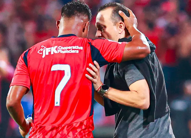 El técnico Alejandro Restrepo junto a Léider Berrío. FOTO MANUEL SALDARRIAGA