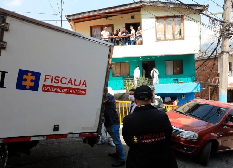 Los agentes del CTI de la Fiscalía llegaron al lugar de los hechos para esclarecer lo ocurrido con los menores y su madre. FOTO: Esneyder Gutiérrez