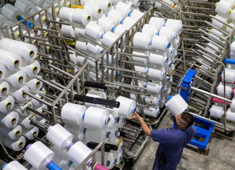 En la imagen se muestran los hilos producidos a partir del reciclaje de botellas PET, tapas y etiquetas los cuales se usan en la elaboración de telas para prendas deportivas. FOTO Edwin Bustamante