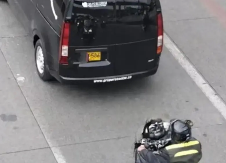 El carro fúnebre que transportó el cuerpo de Yeison Jiménez tenía en su placa el número 586. Foto: redes sociales 