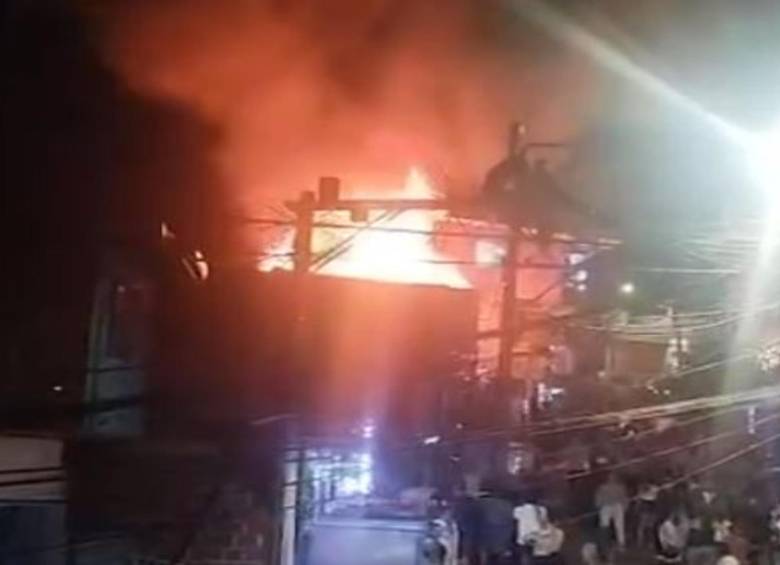 Así fue registrado por los vecinos del Popular Nro. 2 el incendio. FOTO: Cortesía Denuncias Antioquia