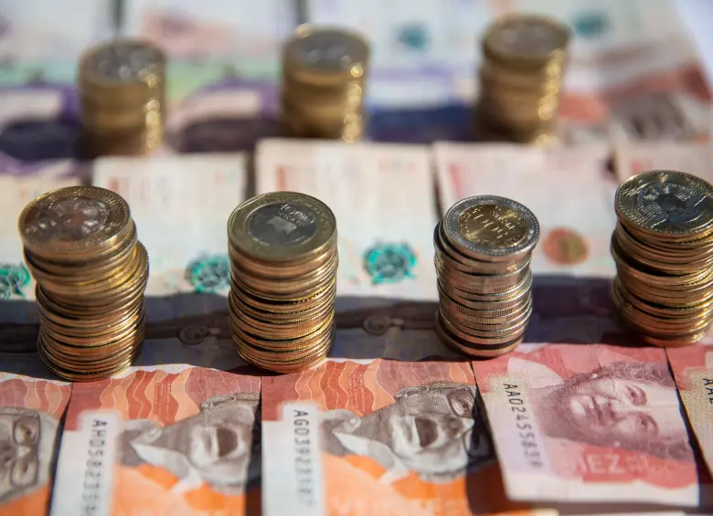 El salario mínimo legal vigente en Colombia pasó de $1.300.000 en 2024 a $1.423.500 este año, sin auxilio de transporte. FOTO: EL COLOMBIANO