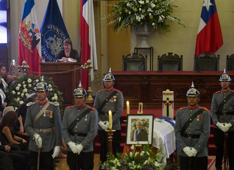 La expresidenta Michelle Bachelet, con quien Piñera alternó dos periodos presidenciales, durante el funeral. FOTO AFP