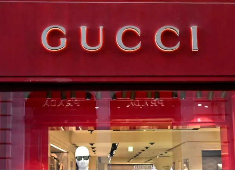 Gucci es una de las marcas de lujo investigadas por subcontratación de mano de obra china en condiciones precarias. FOTO: AFP