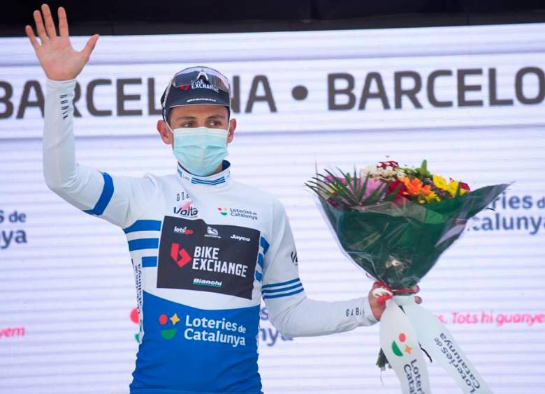 Esteban Chaves recibe la camiseta de la regularidad. Foto Cortesía www.voltacatalunya.cat