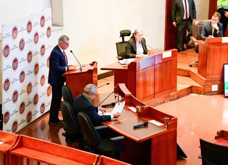 El gobernador Andrés Rendón (a la izquierda, en el atril) exponiendo su postura ante los jueces del alto tribunal. FOTO: Gobernación de Antioquia