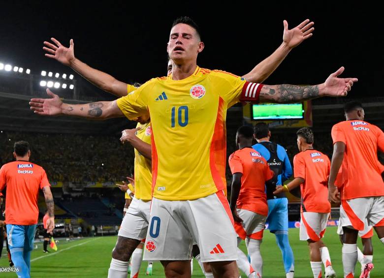 El primer gol llegó gracias al capitán James Rodríguez, quien abrió el marcador con un remate preciso que desató la euforia en las tribunas Foto: AFP