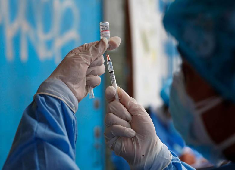 En Colombia aún no se registran casos de transmisión local, las autoridades de salud insisten en la vacunación como la única herramienta para la prevención de la muerte. FOTO: EFE.