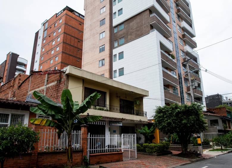 Este es el edificio construido por la firma de la familia de Aníbal Gaviria que está en pleito con varios de sus vecinos. FOTO: JULIO HERRERA