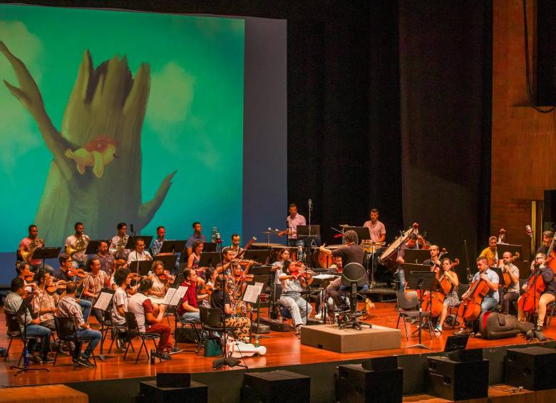 Con la dirección del maestro Juan Felipe Molano se presentará la obra Pedro y el lobo en el teatro Metropolitano de Medellín. Imágenes de uno de los ensayos del concierto. FOTO carlos velásquez