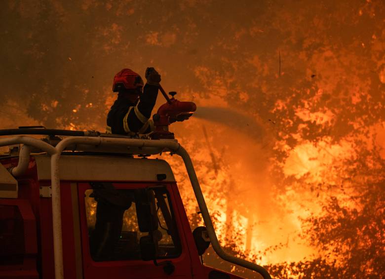Francia evacuó a más de 220.000 personas por un incendio devastador. FOTOS: AFP