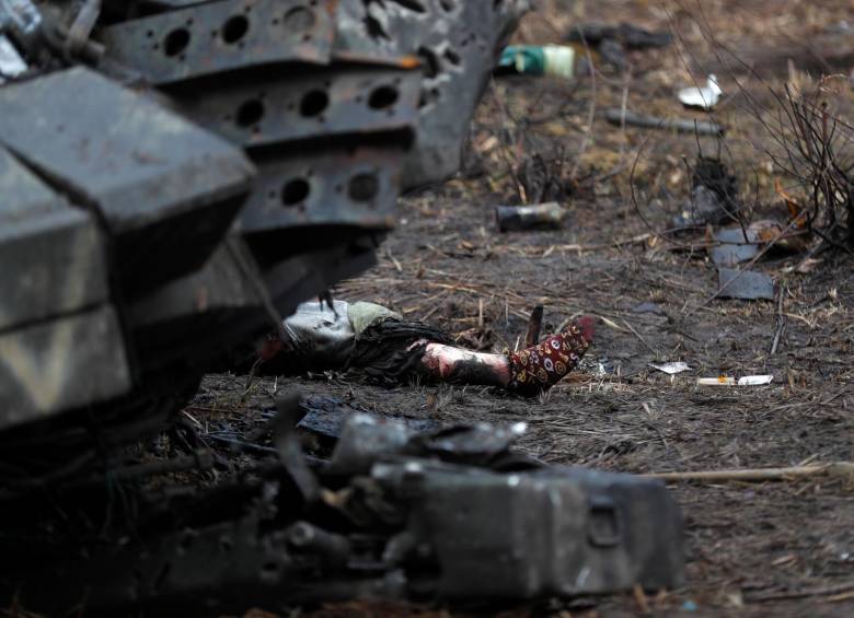 Cuerpo de un hombre muerto en Bucha, a 28 kilómetros de Kiev, capital de Ucrania. FOTO: EFE.