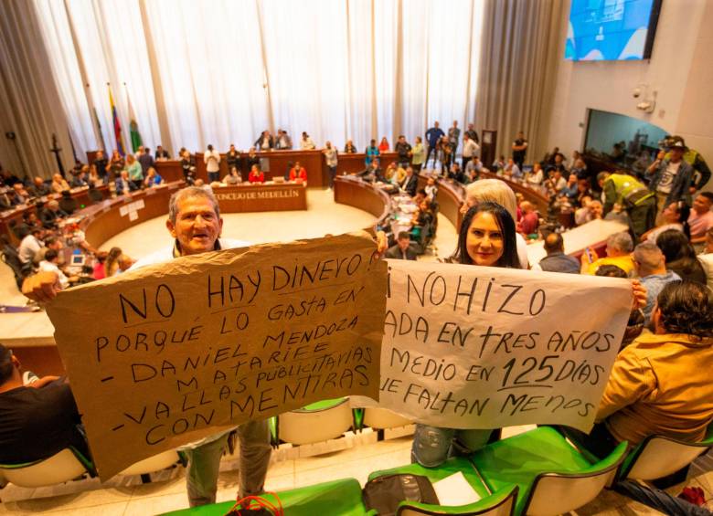 Asistencia al Concejo fue masiva. Discusión estuvo marcada por gritos y arengas a favor y en contra de la Alcaldía y de las transferencias. Hubo presencia de decenas de contratistas. FOTO esneyder gutiérrez