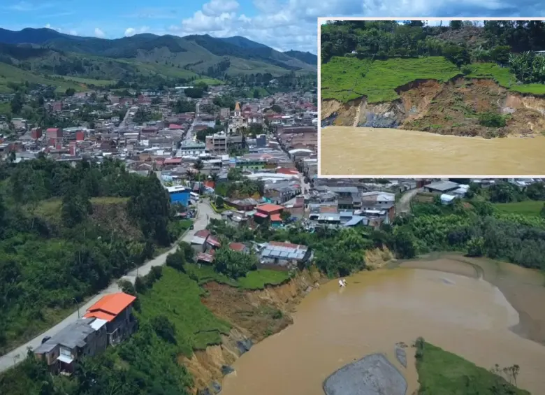 Adelante, la socavación ya casi afecta una de las vías de acceso. Atrás, toma aérea de la emergencia. FOTO: imagen tomada de redes
