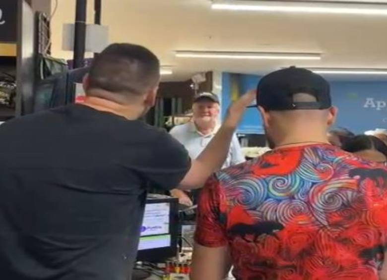 En video: ¡Lo que faltaba! Extranjero insultó a la cajera de un almacén en El Poblado